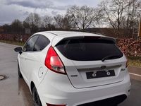 Gebraucht Ford Fiesta 101 PS (74 kW) 2013 Weiß Kleinwagen