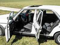 Gebraucht Mercedes E230 131 PS (96 kW) 1984 Weiß Limousine