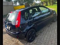 Gebraucht Ford Fiesta 90 PS (66 kW) 2007 Blau Kleinwagen
