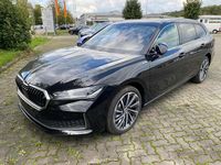 Neu Skoda Superb 193 PS (141 kW) 2025 Ebony schwarz metallic Limousine