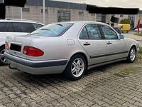 Gebraucht Mercedes E240 170 PS (125 kW) 1998 Silber Limousine