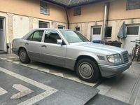 Gebraucht Mercedes E250 113 PS (83 kW) 1995 Silber Limousine