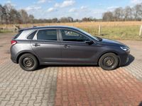 Gebraucht Hyundai i30 Intro Edition 110 PS (80 kW) 2017 Grau Limousine