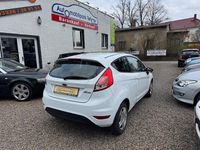 Gebraucht Ford Fiesta Trend 60 PS (44 kW) 2013 Frostweiß Kleinwagen
