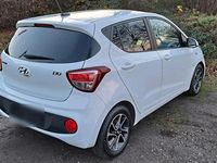 Gebraucht Hyundai i10 69 PS (50 kW) 2017 Weiß Kleinwagen