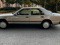 Gebraucht Mercedes E230 132 PS (97 kW) 1989 Andere farben Limousine