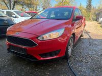 Gebraucht Ford Focus Trend 101 PS (74 kW) 2017 Rot Limousine
