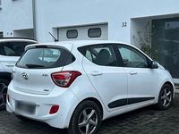 Gebraucht Hyundai i10 87 PS (63 kW) 2015 Weiß Kleinwagen