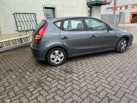 Gebraucht Hyundai i30 109 PS (80 kW) 2011 Blau Kleinwagen