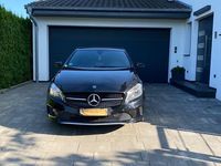 Gebraucht Mercedes A180 Urban 109 PS (80 kW) 2017 Schwarz Limousine