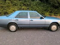 Gebraucht Mercedes E230 132 PS (97 kW) 1987 Blau Limousine