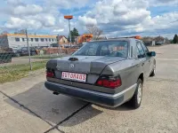 Gebraucht Mercedes E220 150 PS (110 kW) 1992 Grau Limousine