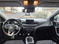 Gebraucht Kia Ceed Spirit 140 PS (102 kW) 2018 Blau Kleinwagen