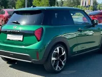 Gebraucht Mini Cooper Favoured 156 PS (114 kW) 2024 Grün Kleinwagen