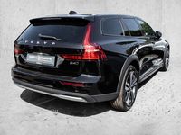 Gebraucht Volvo V60 CC Plus 197 PS (144 kW) 2023 Onyx black / metallic Kombi