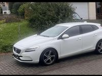 Gebraucht Volvo V40 Momentum 120 PS (88 kW) 2017 Weiß Kombi