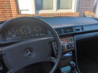 Gebraucht Mercedes E230 132 PS (97 kW) 1989 Silber Limousine