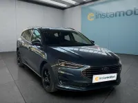 Neu Ford Focus Titanium 155 PS (114 kW) 2025 Blau Kombi