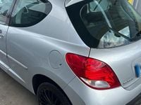 Gebraucht Peugeot 207 73 PS (53 kW) 2010 Silber Limousine