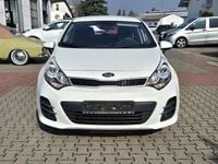 Gebraucht Kia Rio Attract 86 PS (63 kW) 2015 Weiß Limousine