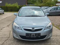 Gebraucht Opel Astra Design Edition 140 PS (102 kW) 2011 Silbersee/silver lake Limousine