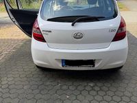 Gebraucht Hyundai i20 77 PS (56 kW) 2012 Weiß Kleinwagen
