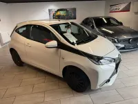 Gebraucht Toyota Aygo X-play 69 PS (50 kW) 2015 Weiß Kleinwagen