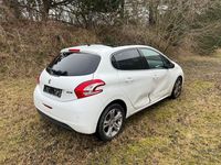 Gebraucht Peugeot 208 Allure 82 PS (60 kW) 2015 Weiß Kleinwagen