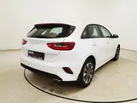 Neu Kia Ceed Play 101 PS (74 kW) 2025 Weiss Kleinwagen