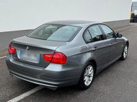 Gebraucht BMW 318 143 PS (105 kW) 2011 Grau Limousine