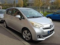 Gebraucht Toyota Verso-S 99 PS (72 kW) 2011 Silber Van / Kleinbus