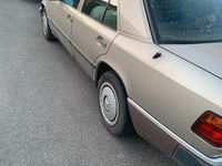 Second-hand Mercedes E230 1988 Berlinǎ