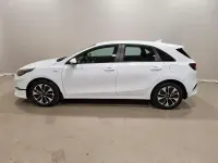 Neu Kia Ceed Play 101 PS (74 kW) 2025 Casa white Kleinwagen