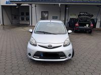 Gebraucht Toyota Aygo 68 PS (50 kW) 2012 Silber Kleinwagen