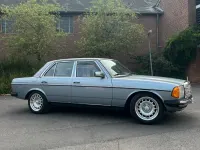 Gebraucht Mercedes E230 136 PS (100 kW) 1984 Blau Limousine