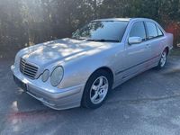 Gebraucht Mercedes E220 Classic 143 PS (105 kW) 2001 Silber Limousine