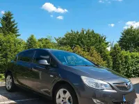 Gebraucht Opel Astra 140 PS (102 kW) 2011 Grau Limousine