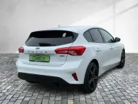 Używany Ford Focus Trend 101 KM (74 kW) 2018 Biały Sedan/Limuzyna