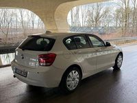 Gebraucht BMW 120 220 PS (161 kW) 2011 Weiß Kleinwagen