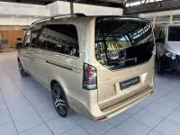 Gebraucht Mercedes V300 Avantgarde 237 PS (174 kW) 2025 Gold Van / Kleinbus