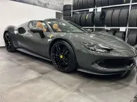 Nouă Ferrari 296 829 CP (609 kW) 2026 Gri Cabrio
