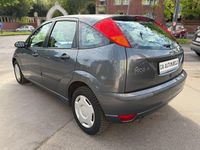 Używany Ford Focus Ambiente 101 KM (74 kW) 2002 Szary Sedan/Limuzyna