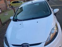 Gebraucht Ford Fiesta Trend 60 PS (44 kW) 2012 Weiß Kleinwagen