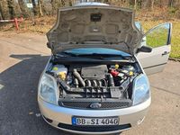 Gebraucht Ford Fiesta Ghia 101 PS (74 kW) 2005 Silber Kleinwagen