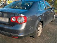 Second-hand VW Jetta 115 CP (84 kW) 2005 Gri Berlinǎ