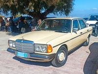 Gebraucht Mercedes 200 94 PS (69 kW) 1976 Beige Limousine