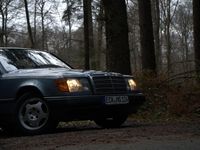 Gebraucht Mercedes E230 132 PS (97 kW) 1989 Blau Limousine