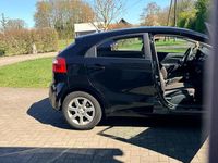 Second-hand Kia Rio 108 CP (79 kW) 2012 Negru Hatchback