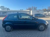Gebraucht Ford Fiesta Ambiente 60 PS (44 kW) 2006 Blau Kleinwagen