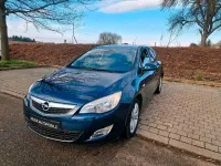 Gebraucht Opel Astra 140 PS (102 kW) 2012 Blau Limousine